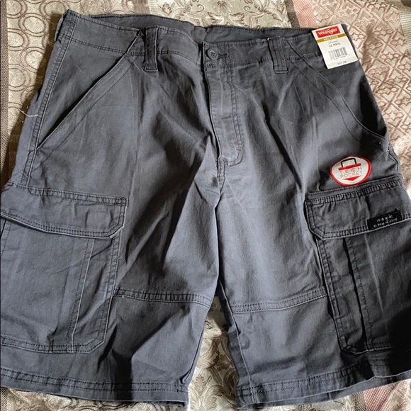 Men’s Wrangler relaxed short - Picture 1 of 2